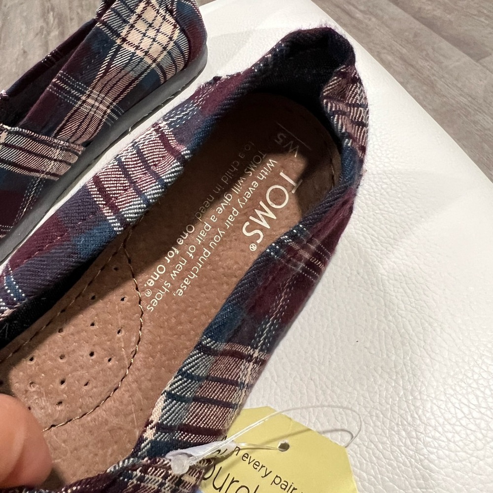 BUNDLE 2 ITEMS FOR $8✨

LAST PRICE🍒🤍 TOMS plaid comfort flats ✨ - Picture 9 of 13